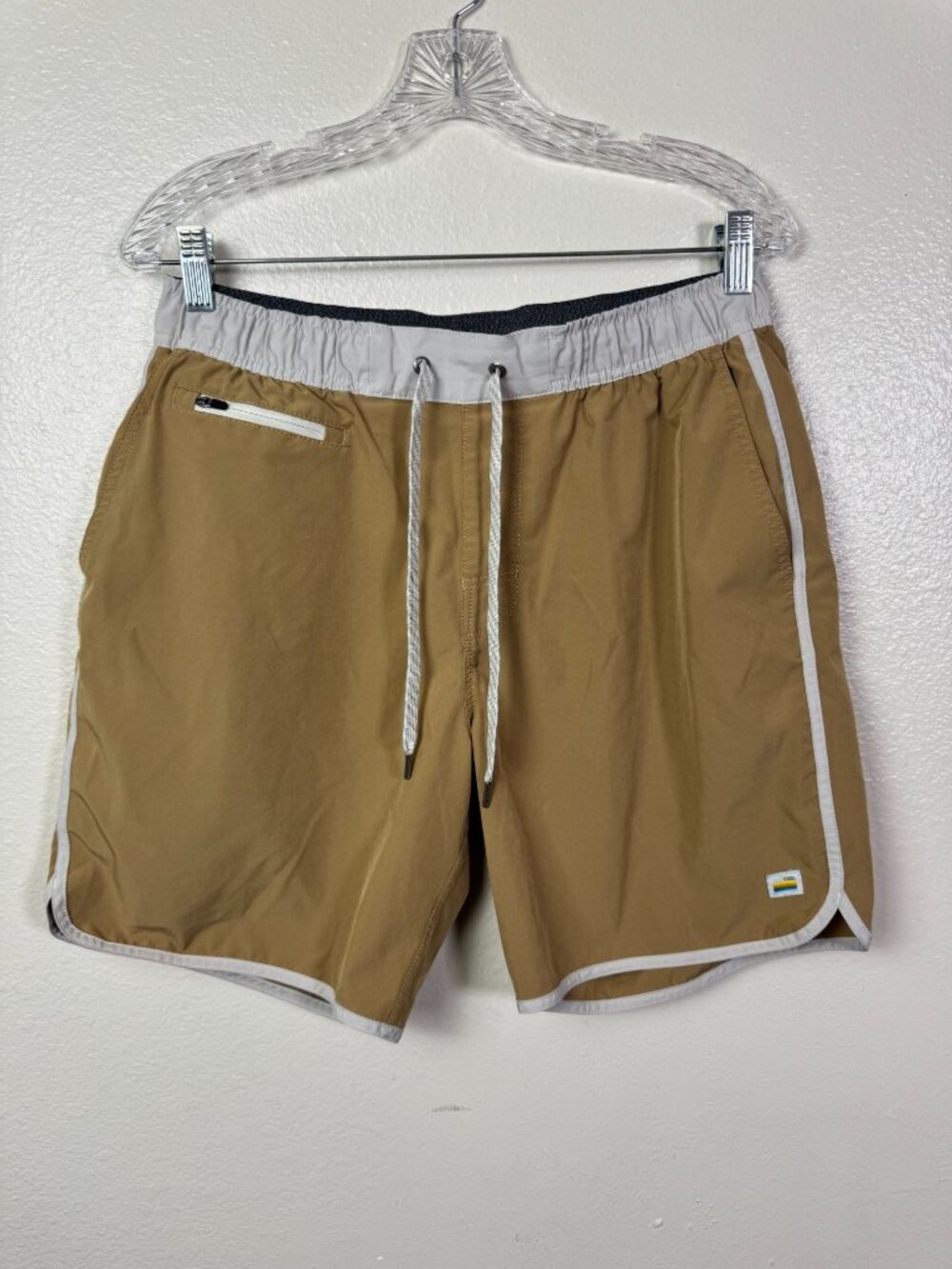 Vuori Mens Banks Shorts Tan Brown Size Large Lightweight Drawstring Athletic